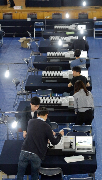 제20대 국회의원 선거를 하루 앞둔 12일 서울 영등포구 여의도고등학교에 마련된 개표소에서 선관위 관계자들이 개표소 설비를 점검하고 있다.  손형준 기자 boltagoo@seoul.co.kr
