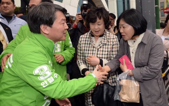 12일 인천 남구 인천터미널을 찾은 안철수 국민의당 인천지역 후보들의 지지를 호소하고 있다.  박지환 기자 popocar@seoul.co.kr