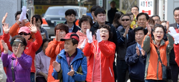 12일 인천시 남동구 서창2지구 11단지 아파트를 찾은 시민들이 김무성대표의 발언을 듣고 있다.   박지환 기자 popocar@seoul.co.kr
