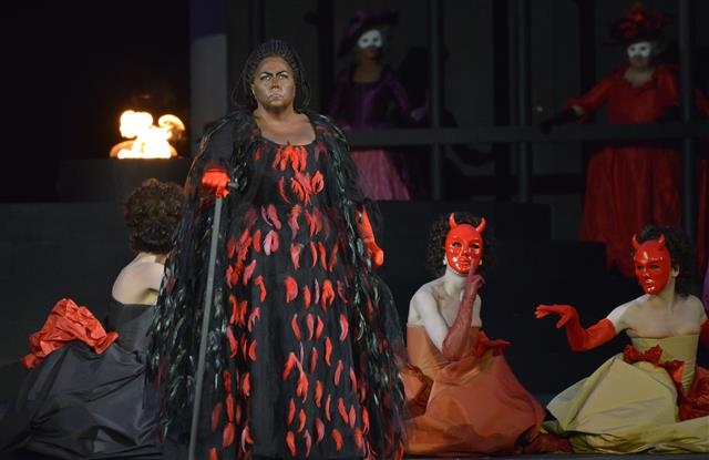 2014년 이탈리아 ‘아레나 디 베로나 페스티벌’에서 공연된 ‘가면 무도회’의 한 장면.