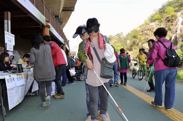 지난해 열린 장애인 한가족 한마당 행사에서 비장애인이 시각장애인 체험을 하고 있다.  서대문구 제공