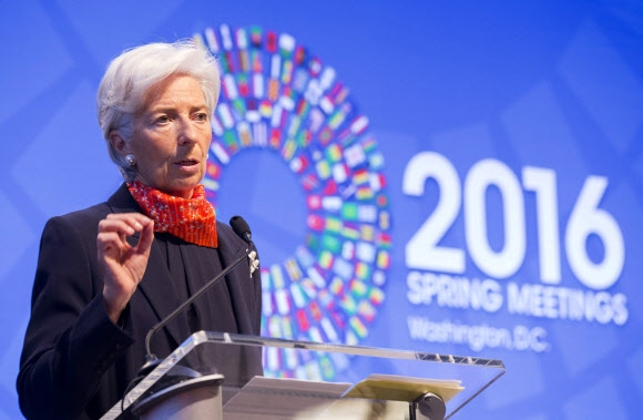크리스틴 라가르드 국제통화기금(IMF) 총재가 11일(현지시간) 미국 워싱턴 IMF 본부에서 열린 금융 규제 관련 세미나에 참석해 인사말을 하고 있다.  워싱턴 EPA 연합 