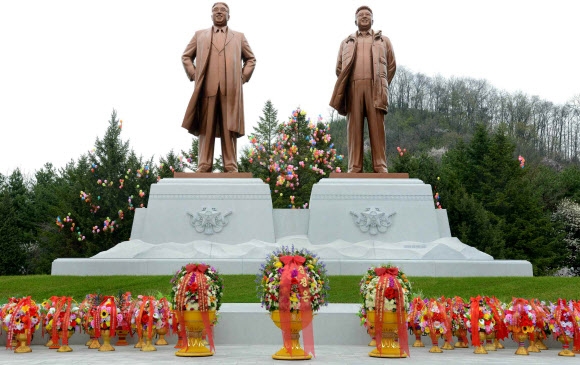 北, 한국전쟁 무기 생산지 ’군자리’에 김일성ㆍ김정일 동상