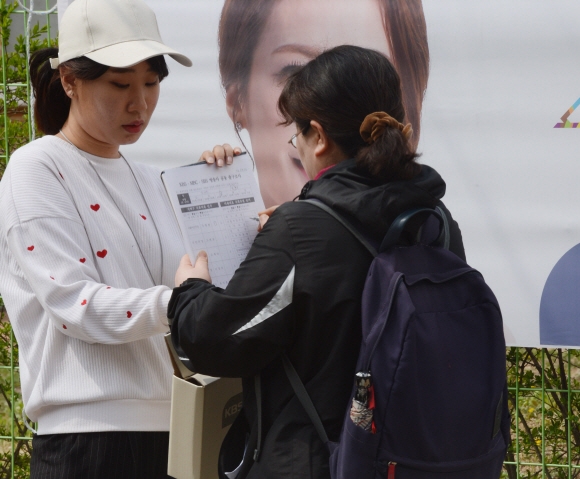 20대 국회의원 선거날 은평구 진관동 제3투표소 앞에서 투표 후 나오는 유권자들 대상으로 출구 조사를 하고 있다. 안주영 기자jya@seoul.co.kr