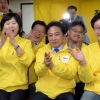 [서울포토] 환호하는 정의당 당직자들