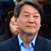 [서울포토] 출구조사 지켜보며 미소짓는 안철수