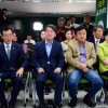 [서울포토] 출구조사 결과 지켜보는 국민의당 지도부