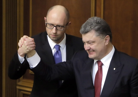 페트로 포로셴코 우크라이나 대통령(오른쪽). AP=연합뉴스