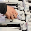 [서울포토] 순조롭게 진행되는 개표작업