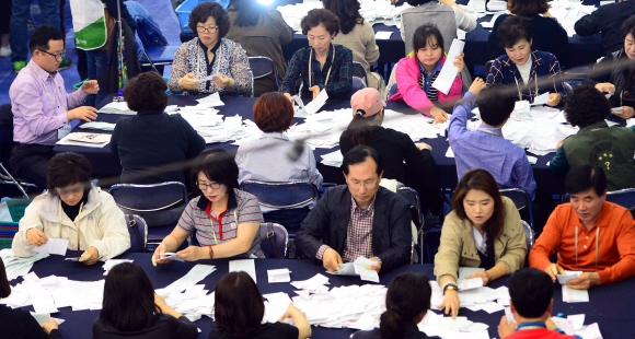 제20대 국회의원 선거가 실시된 13일 서울 영등포구 여의도고등학교에 마련된 영등포구 개표소에서 개표작업이 진행되고 있다. 박윤슬 기자 seul@seoul.co.kr