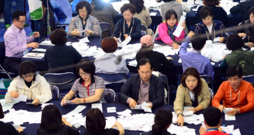 [서울포토] 영등포구 개표소 개표작업 시작