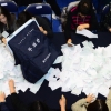 [서울포토] 투표함에서 쏟아지는 투표용지