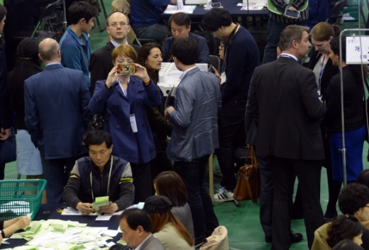 [서울포토] 개표작업 참관하는 주한 외교관들