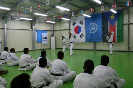 “태권도는 이렇게”… 시범 보이는 한빛부대 장병들