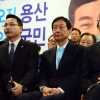 [서울포토] 개표방송 지켜보는 진념 후보