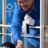 [서울포토]김부겸 후보, 출근길 시민들과 당선인사