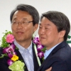 [서울포토]안철수 대표, 김성식 당선자에 축하의 꽃다발 전해