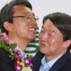 [서울포토]안철수 대표, 김성식 당선자와 포옹