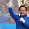 [서울포토]김부겸 후보, 출근길 시민들 향해 당선인사
