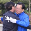 [서울포토]김부겸 후보, 출근길 시민들 향해 당선인사