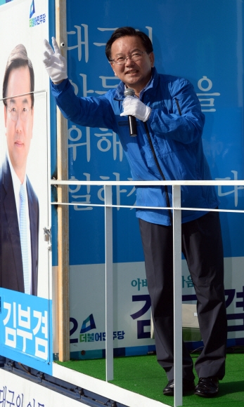 김부겸 더불어민주당 당선자가 대구 수성구 범어네거리에서 출근길 시민들을 향해 감사 인사를 하고 있다.  대구 박지환 기자 popocar@seoul.co.kr