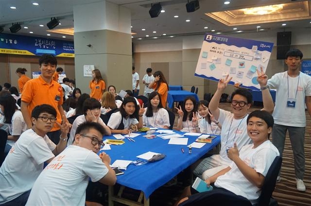 지난해 열린 금천구 교복 입은 시민 프로그램에 참여한 학생들이 청소년 정책에 대해 토론을 하고 있다. 금천구 제공