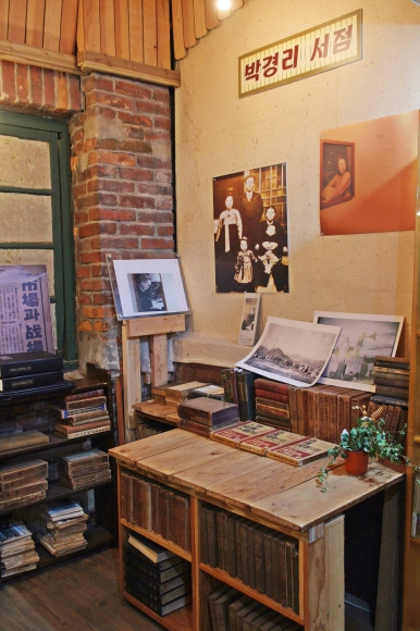 아벨서점 전시관 한쪽의 박경리 서점. 소설가 박경리는 1948~49년 약 1년 반 동안 배다리에 살며 책방을 운영했다.