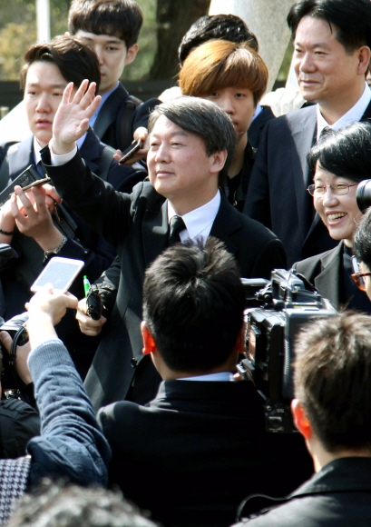 국민의당 안철수(가운데) 공동대표가 15일 오전 국립서울현충원에서 참배를 마친 뒤 단체 참배객들에게 손을 흔들어 인사하고 있다. 이종원 선임기자 jongwon@seoul.co.kr