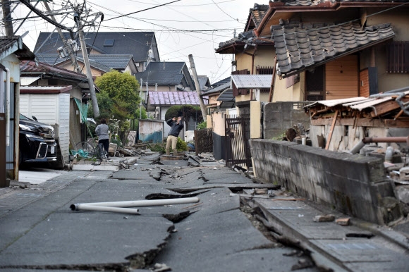 ‘쩍 갈라진 땅’... 일본 지진의 여파