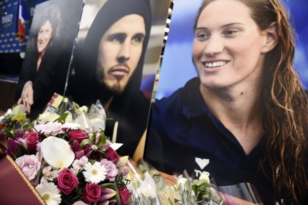 사진설명  2012 런던올림픽에 출전했던 프랑스의 복서 알렉시스 바스탕(가운데)과 수영 선수 카미유 무팟이 지난해 3월 헬리콥터 충돌 사고로 스러진 뒤 둘의 영정 앞에 꽃다발 등이 놓여 있다.  게티 이미지 자료사진 