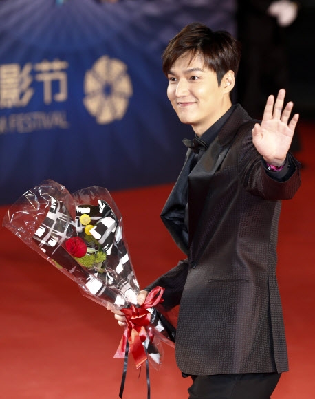 ‘한류스타’ 이민호가 16일(현지시간) 중국 베이징국제영화제 개막식에 참석해 팬들을 향해 손을 흔들고 있다. 베이징국제영화제는 16일 부터 23일까지 열린다. EPA 연합뉴스