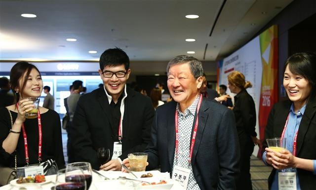 구본무(오른쪽 두 번째) LG그룹 회장이 16일 미국 샌프란시스코에서 열린 ‘LG 테크노 콘퍼런스’에 참석해 미국 유학 중인 국내 인재들과 이야기를 나누고 있다. LG그룹 제공