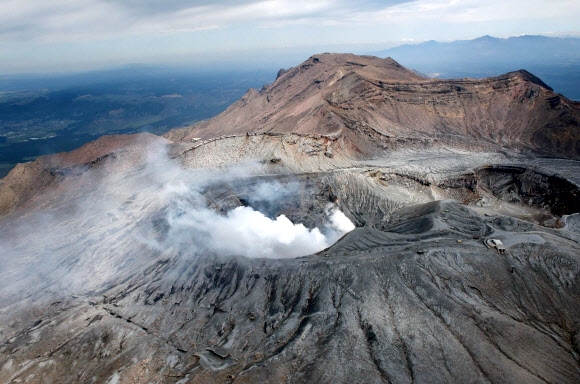 일본 최대 규모의 활화산인 아소산이 16일 한 달여 만에 화산 활동을 재개하면서 분화구에서 연기가 솟아오르고 있다. 아소 AFP 연합뉴스