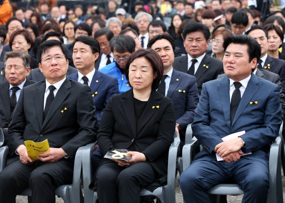 ‘세월호 기억식’ 참석한 정치인들