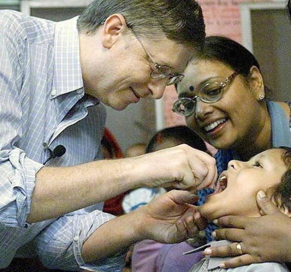 전 세계 소아마비 퇴치에 앞장서고 있는 빌게이츠 전 MS 회장이 2000년 인도 뉴델리의 한 빈민촌을 방문해 아이들에게 경구용 소아마비 예방백신을 투여하고 있다. 서울신문 DB