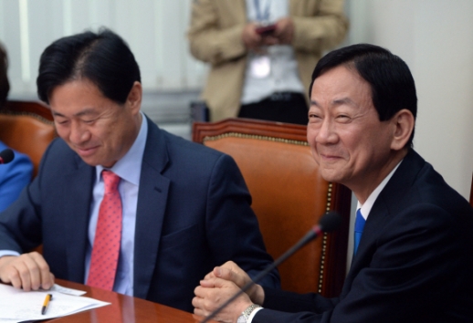 [서울포토] 더불어민주당 김영춘 당선인과 진영 의원 인사