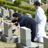 [서울포토]’다시 올게’…국립4.19민주묘지를 찾은 한 유족