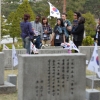 [서울포토]국립4.19묘지 외국인 유학생들 참배