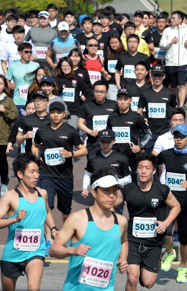 ‘4.18 마라톤’ 참가자들의 힘찬 출발.
