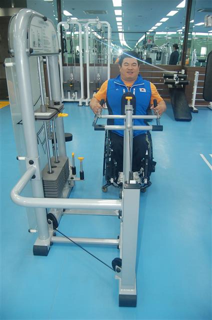 장애인 역도 국가대표 문정훈(36)씨가 체력단련실에서 웨이트트레이닝을 하고 있다.