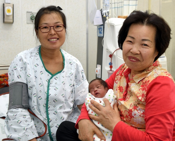 신장이식을 받고 8년째 혈액 투석 중에 첫 아이를 순산한 김은자(왼쪽)씨와 아이를 안은 친정어머니. 전북대병원 제공