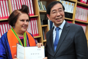 서울 명예시민 된 ‘패션 거물’ 수지 멘키스