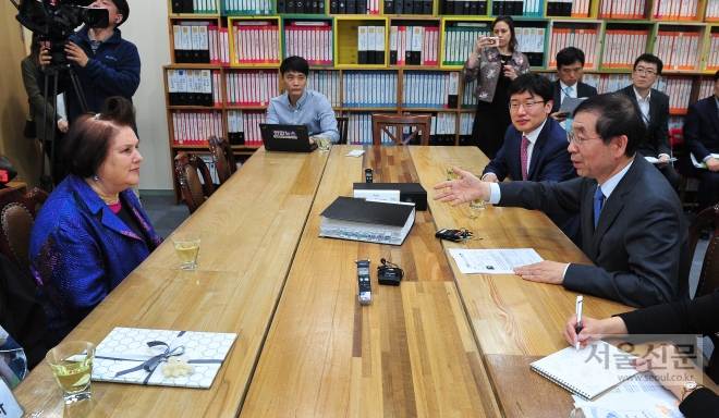 수지 멘키스(왼쪽)가 18일 서울시청 시장 집무실에서 박원순 서울시장을 면담하고 있다.