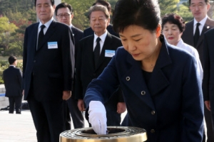 朴대통령, 4·19 묘지 참배…총선후 첫 외부일정