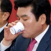 [서울포토] 물 마시는 원유철