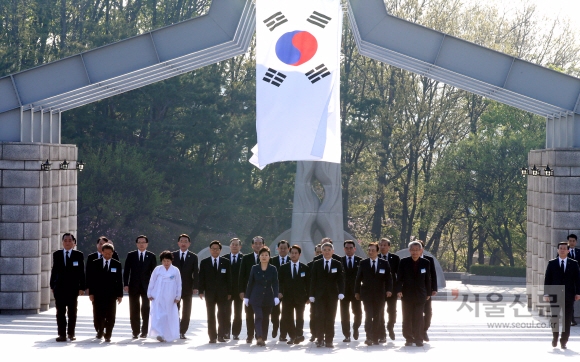 박근혜 대통령이 제56주년 4·19혁명 기념일인 19일 오전 서울 강북구 수유동 국립 4·19 민주묘지를 방문, 기념탑에 분향하기 위해 입장하고  있다.  안주영 기자 jya@seoul.co.kr