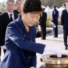 [서울포토] 분향하는 박 대통령