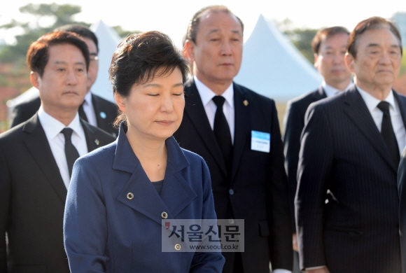 박근혜 대통령이 19일 오전 서울 강북구 수유동 4.19민주묘지를 방문해 참배 하고 있다. 안주영 기자 jya@seoul.co.kr