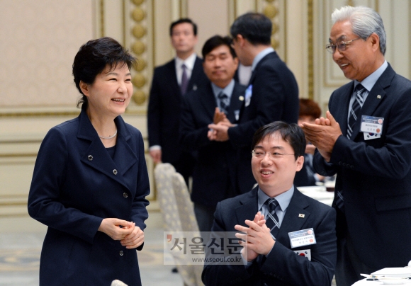 박근혜 대통령이 19일 청와대에서 영빈관에서 열린 제9회 국제장애인기능올림픽 선수단 오찬에 참석했다. 안주영기자 jya@seoul.co.kr