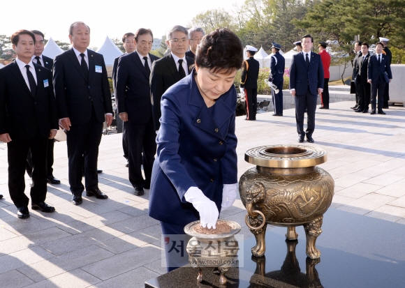 4.19민주묘지를 방문한 박근혜 대통령